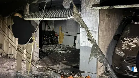 El incendio de un vehículo en una cochera de Nava deja 20 viviendas inhabitables y amenazó a todo el bloque con temperaturas de mil grados.