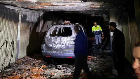 El incendio de un vehículo en una cochera de Nava deja 20 viviendas inhabitables y amenazó a todo el bloque con temperaturas de mil grados.