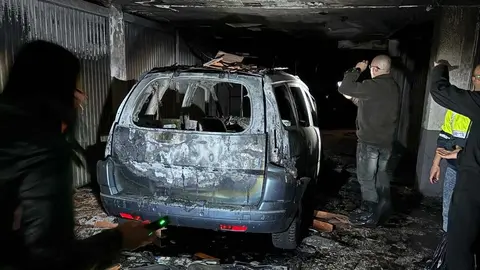 El incendio de un vehículo en una cochera de Nava deja 20 viviendas inhabitables y amenazó a todo el bloque con temperaturas de mil grados.