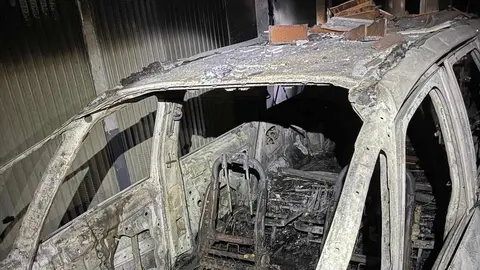 El incendio de un vehículo en una cochera de Nava deja 20 viviendas inhabitables y amenazó a todo el bloque con temperaturas de mil grados.