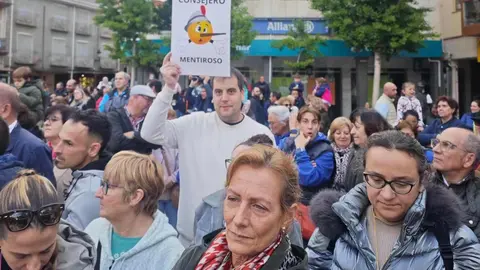 Centenares de familias claman en la Plaza Mayor por la cobertura urgente y estable de las plazas de pediatría. El movimiento ciudadano exige una solución real y acusa a las administraciones de “mentir y abandonar a sus vecinos”.