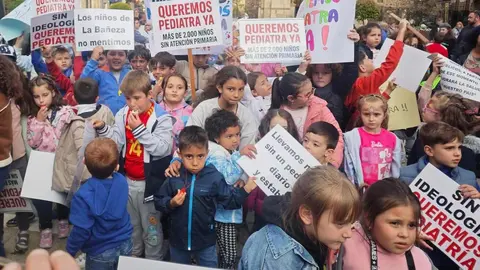 Centenares de familias claman en la Plaza Mayor por la cobertura urgente y estable de las plazas de pediatría. El movimiento ciudadano exige una solución real y acusa a las administraciones de “mentir y abandonar a sus vecinos”.