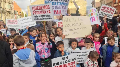 Centenares de familias claman en la Plaza Mayor por la cobertura urgente y estable de las plazas de pediatría. El movimiento ciudadano exige una solución real y acusa a las administraciones de “mentir y abandonar a sus vecinos”.