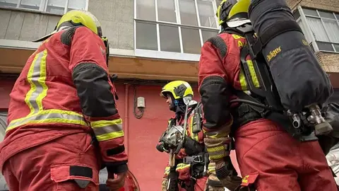 El fuego, originado en la cocina de un piso en la calle Mayor, generó importantes daños materiales. La rápida intervención de los Bomberos de León evitó consecuencias mayores. Foto: Bomberos de León
