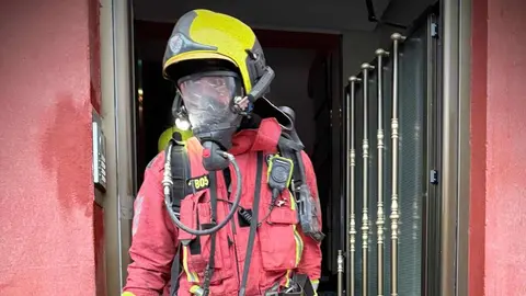 El fuego, originado en la cocina de un piso en la calle Mayor, generó importantes daños materiales. La rápida intervención de los Bomberos de León evitó consecuencias mayores. Foto: Bomberos de León