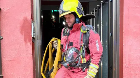 El fuego, originado en la cocina de un piso en la calle Mayor, generó importantes daños materiales. La rápida intervención de los Bomberos de León evitó consecuencias mayores. Foto: Bomberos de León