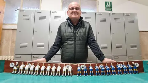 Eduardo Sánchez Compadre, doctor de la Universidad de León y licenciado en Antropología Física, recupera el viejo futbolín del Colegio Europa pero ahora con un aire provincial: la Cultural frente a la Ponferradina.