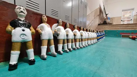 Eduardo Sánchez Compadre, doctor de la Universidad de León y licenciado en Antropología Física, recupera el viejo futbolín del Colegio Europa pero ahora con un aire provincial: la Cultural frente a la Ponferradina.