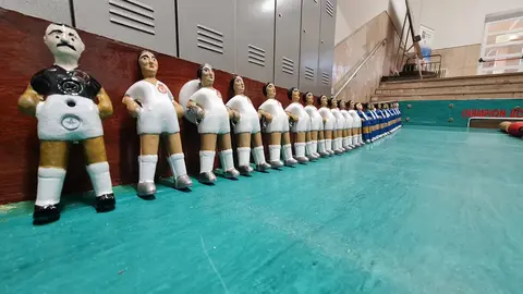 Eduardo Sánchez Compadre, doctor de la Universidad de León y licenciado en Antropología Física, recupera el viejo futbolín del Colegio Europa pero ahora con un aire provincial: la Cultural frente a la Ponferradina.