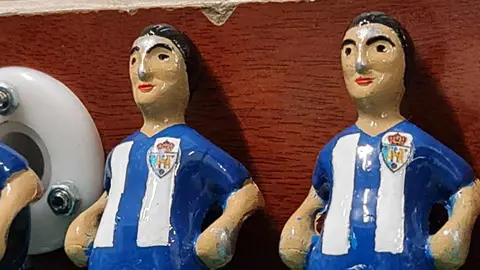 Eduardo Sánchez Compadre, doctor de la Universidad de León y licenciado en Antropología Física, recupera el viejo futbolín del Colegio Europa pero ahora con un aire provincial: la Cultural frente a la Ponferradina.