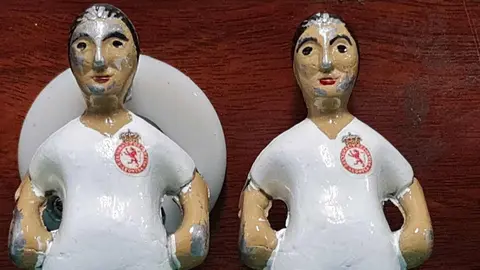 Eduardo Sánchez Compadre, doctor de la Universidad de León y licenciado en Antropología Física, recupera el viejo futbolín del Colegio Europa pero ahora con un aire provincial: la Cultural frente a la Ponferradina.