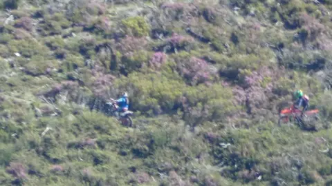 Agentes medioambientales interceptan varias motos circulando fuera de pista en el monte de La Robla.
