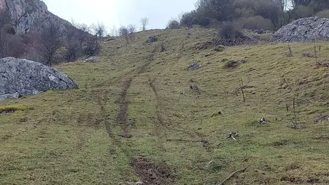 Agentes medioambientales interceptan varias motos circulando fuera de pista en el monte de La Robla.