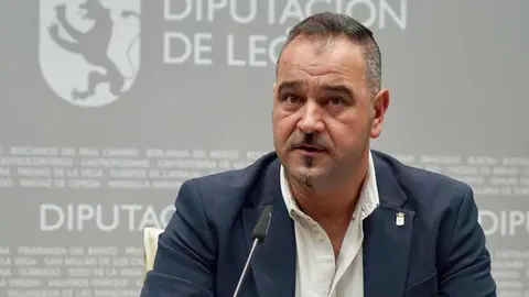 El diputado de Cultura, Arte y Patrimonio de la Diputación de León, Emilio Martínez, presenta las Jornadas Geolaciana acompañado del coordinador de las jornadas, Rodrigo Castaño de Luis, y el representante del Aula Geológica de Robles y miembro de la asociación Amigos de Sierra Pambley, Policarpo Fernández López. Foto: Campillo