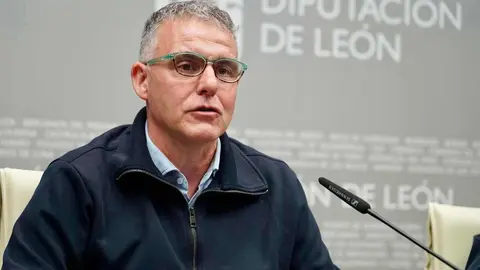 El diputado de Cultura, Arte y Patrimonio de la Diputación de León, Emilio Martínez, presenta las Jornadas Geolaciana acompañado del coordinador de las jornadas, Rodrigo Castaño de Luis, y el representante del Aula Geológica de Robles y miembro de la asociación Amigos de Sierra Pambley, Policarpo Fernández López. Foto: Campillo