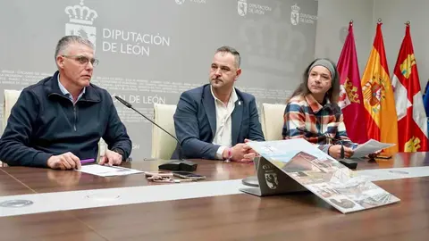 El diputado de Cultura, Arte y Patrimonio de la Diputación de León, Emilio Martínez, presenta las Jornadas Geolaciana acompañado del coordinador de las jornadas, Rodrigo Castaño de Luis, y el representante del Aula Geológica de Robles y miembro de la asociación Amigos de Sierra Pambley, Policarpo Fernández López. Foto: Campillo
