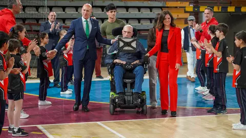 El alcalde de León, José Antonio Diez, preside el acto de descubrimiento de la placa del Palacio Municipal de Deportes Urbano González Escapa. Foto: Campillo.