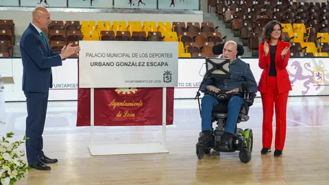 El alcalde de León, José Antonio Diez, preside el acto de descubrimiento de la placa del Palacio Municipal de Deportes Urbano González Escapa. Foto: Campillo.