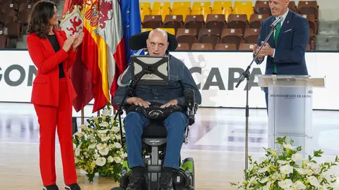 El alcalde de León, José Antonio Diez, preside el acto de descubrimiento de la placa del Palacio Municipal de Deportes Urbano González Escapa. Foto: Campillo.