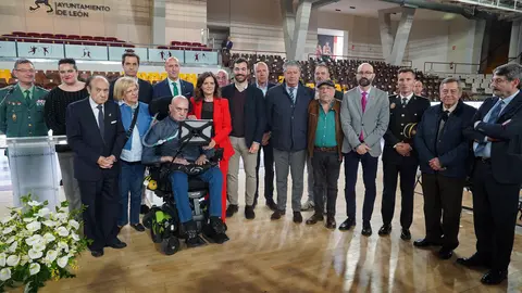 El alcalde de León, José Antonio Diez, preside el acto de descubrimiento de la placa del Palacio Municipal de Deportes Urbano González Escapa. Foto: Campillo.