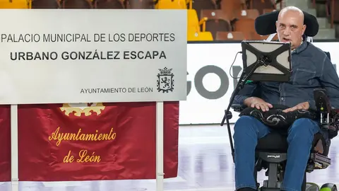 Acto de descubrimiento de la placa del Palacio Municipal de Deportes Urbano González Escapa. Foto: Campillo.