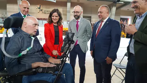 El alcalde de León, José Antonio Diez, preside el acto de descubrimiento de la placa del Palacio Municipal de Deportes Urbano González Escapa. En la imagen, la esposa de Urbano, Ana Carlota Amigo; el subdelegado del Gobierno, Hector Aláiz; el presidente de la Diputación, Gerardo Álvarez Courel y el concejal de Deportes, Vicente Canuria. Foto: Campillo.