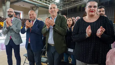 El alcalde de León, José Antonio Diez, preside el acto de descubrimiento de la placa del Palacio Municipal de Deportes Urbano González Escapa. En la imagen, la esposa de Urbano, Ana Carlota Amigo; el subdelegado del Gobierno, Hector Aláiz; el presidente de la Diputación, Gerardo Álvarez Courel y el concejal de Deportes, Vicente Canuria. Foto: Campillo.