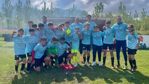 Los equipos infantil, alevín y benjamín logran el campeonato y el ascenso; además, el Aero Club acogerá este verano el campus oficial del Atlético de Madrid