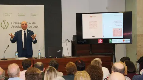 El salón del Colegio de Arquitectos se llena para arropar al historiador Javier Caballero Chica en la puesta de largo de su obra sobre la evolución arquitectónica de León entre 1897 y 1950