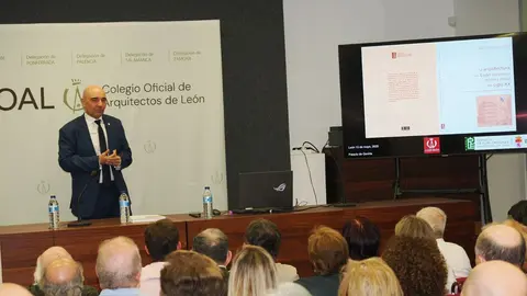 El salón del Colegio de Arquitectos se llena para arropar al historiador Javier Caballero Chica en la puesta de largo de su obra sobre la evolución arquitectónica de León entre 1897 y 1950
