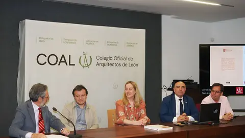 El salón del Colegio de Arquitectos se llena para arropar al historiador Javier Caballero Chica en la puesta de largo de su obra sobre la evolución arquitectónica de León entre 1897 y 1950