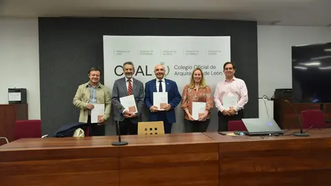 El salón del Colegio de Arquitectos se llena para arropar al historiador Javier Caballero Chica en la puesta de largo de su obra sobre la evolución arquitectónica de León entre 1897 y 1950