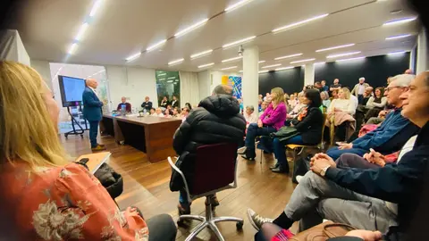 El salón del Colegio de Arquitectos se llena para arropar al historiador Javier Caballero Chica en la puesta de largo de su obra sobre la evolución arquitectónica de León entre 1897 y 1950