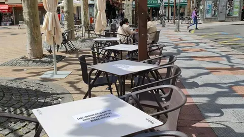 Algunos establecimientos de hostelería de la Plaza de la Pícara Justina, en pleno corazón de León, ponen límite de tiempo a las consumiciones en terraza: 50 minutos, como máximo.