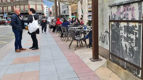 Algunos establecimientos de hostelería de la Plaza de la Pícara Justina, en pleno corazón de León, ponen límite de tiempo a las consumiciones en terraza: 50 minutos, como máximo.