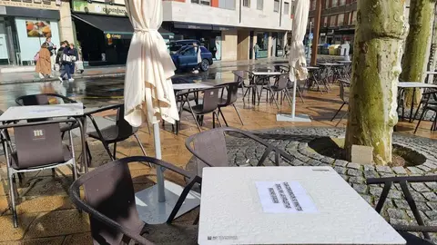 Algunos establecimientos de hostelería de la Plaza de la Pícara Justina, en pleno corazón de León, ponen límite de tiempo a las consumiciones en terraza: 50 minutos, como máximo.