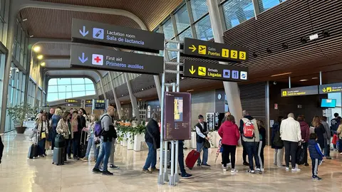 El primer vuelo chárter con fieles leoneses sale rumbo a la capital italiana