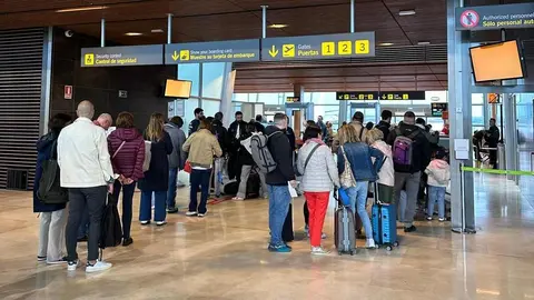 El primer vuelo chárter con fieles leoneses sale rumbo a la capital italiana