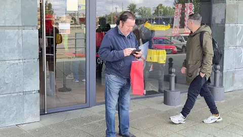 Los 350 aficionados beneficiados en el sorteo de entradas de la Cultural para el derbi acuden a las instalaciones del club con la confianza puesta en el equipo. Fotos: Carlos García