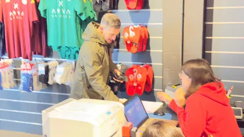 Los 350 aficionados beneficiados en el sorteo de entradas de la Cultural para el derbi acuden a las instalaciones del club con la confianza puesta en el equipo. Fotos: Carlos García