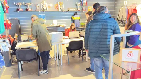 Los 350 aficionados beneficiados en el sorteo de entradas de la Cultural para el derbi acuden a las instalaciones del club con la confianza puesta en el equipo. Fotos: Carlos García