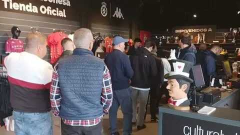Los 350 aficionados beneficiados en el sorteo de entradas de la Cultural para el derbi acuden a las instalaciones del club con la confianza puesta en el equipo. Fotos: Carlos García
