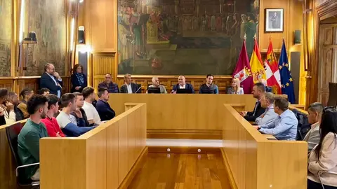 El club maragato celebra su ascenso a Segunda Federación con un recorrido institucional que le lleva a Diputación de León y Delegación de la Junta de Castilla y León. Fotos: Diputación de León | Carlos García