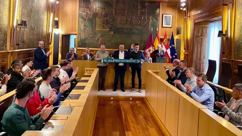 El club maragato celebra su ascenso a Segunda Federación con un recorrido institucional que le lleva a Diputación de León y Delegación de la Junta de Castilla y León. Fotos: Diputación de León | Carlos García