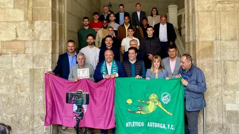 El club maragato celebra su ascenso a Segunda Federación con un recorrido institucional que le lleva a Diputación de León y Delegación de la Junta de Castilla y León. Fotos: Diputación de León | Carlos García