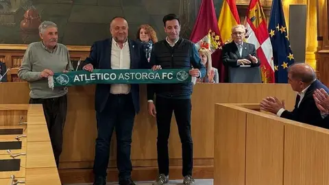 El club maragato celebra su ascenso a Segunda Federación con un recorrido institucional que le lleva a Diputación de León y Delegación de la Junta de Castilla y León. Fotos: Diputación de León | Carlos García