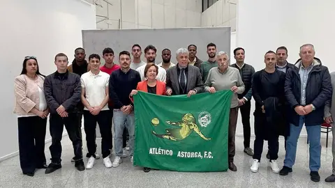 El club maragato celebra su ascenso a Segunda Federación con un recorrido institucional que le lleva a Diputación de León y Delegación de la Junta de Castilla y León. Fotos: Diputación de León | Carlos García