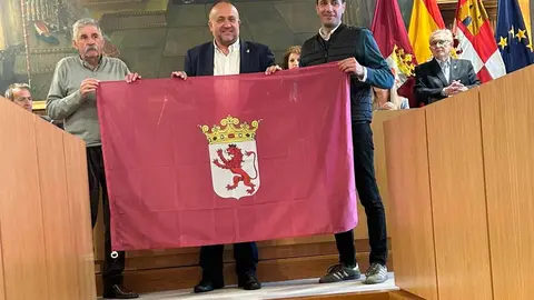 El club maragato celebra su ascenso a Segunda Federación con un recorrido institucional que le lleva a Diputación de León y Delegación de la Junta de Castilla y León. Fotos: Diputación de León | Carlos García