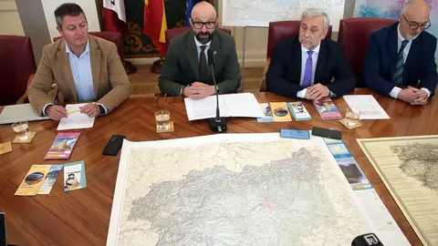 El subdelegado del Gobierno, Héctor Alaiz Moretón, el director regional del Instituto Geográfico Nacional en Castilla y León, Olegario Vaquero, y el jefe de sección, Jorge Vicente, dan a conocer el nuevo mapa de la provincia de León y la reedición del histórico. Foto: Peio García.