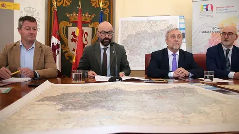 El subdelegado del Gobierno, Héctor Alaiz Moretón, el director regional del Instituto Geográfico Nacional en Castilla y León, Olegario Vaquero, y el jefe de sección, Jorge Vicente, dan a conocer el nuevo mapa de la provincia de León y la reedición del histórico. Foto: Peio García.